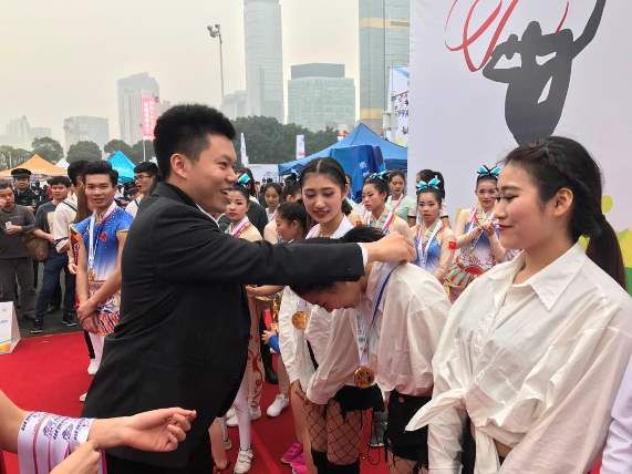 赛事嘉宾为365vip英国上市官网队员颁奖.jpg