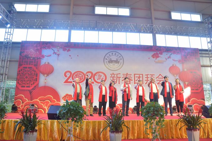 团拜会领导祝酒2.jpg