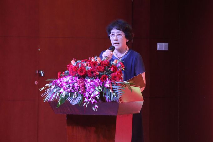 常务副校长、党委副书记唐燕宣读学院成立及院长任命文件.jpg